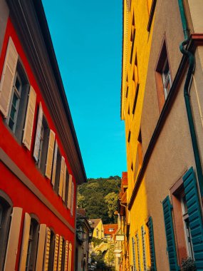 Şehrin eski mimari binası mavi parlak gökyüzüne karşı. Şehir manzarası