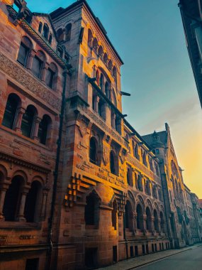 Şehrin eski mimari binası mavi parlak gökyüzüne karşı. Şehir manzarası