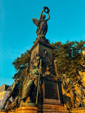 Freiburg şehrinde mavi gökyüzüne karşı güzel eski bir heykel
