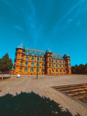 Şehrin eski mimari binası mavi parlak gökyüzüne karşı. Şehir manzarası