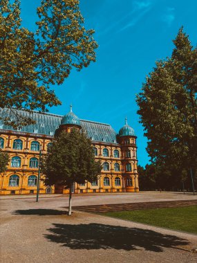 Şehrin eski mimari binası mavi parlak gökyüzüne karşı. Şehir manzarası