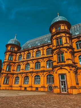 Şehrin eski mimari binası mavi parlak gökyüzüne karşı. Şehir manzarası