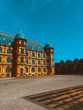 Şehrin eski mimari binası mavi parlak gökyüzüne karşı. Şehir manzarası