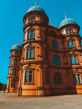 Şehrin eski mimari binası mavi parlak gökyüzüne karşı. Şehir manzarası