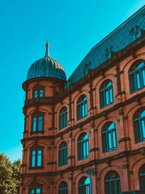 Şehrin eski mimari binası mavi parlak gökyüzüne karşı. Şehir manzarası