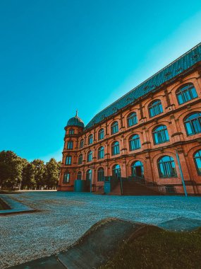Şehrin eski mimari binası mavi parlak gökyüzüne karşı. Şehir manzarası