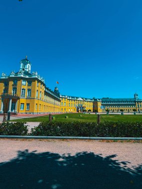 Şehrin eski mimari binası mavi parlak gökyüzüne karşı. Şehir manzarası