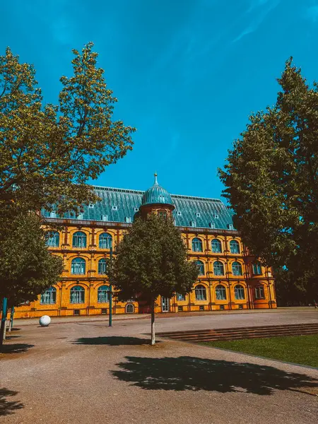 Şehrin eski mimari binası mavi parlak gökyüzüne karşı. Şehir manzarası