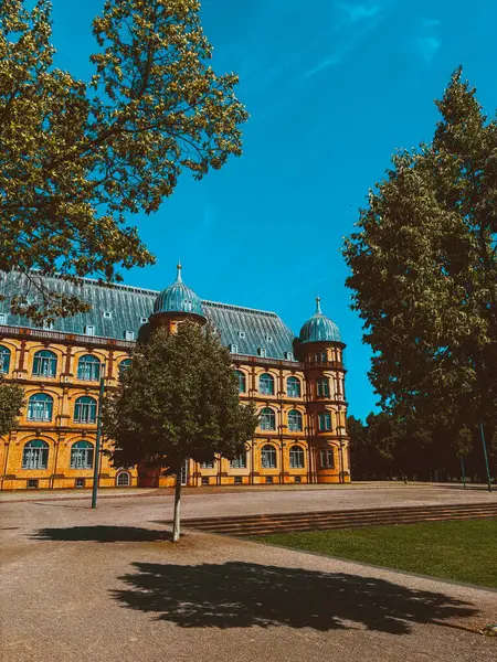 Şehrin eski mimari binası mavi parlak gökyüzüne karşı. Şehir manzarası