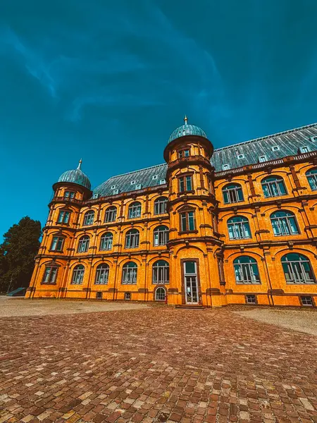 Şehrin eski mimari binası mavi parlak gökyüzüne karşı. Şehir manzarası