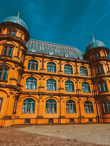 Şehrin eski mimari binası mavi parlak gökyüzüne karşı. Şehir manzarası