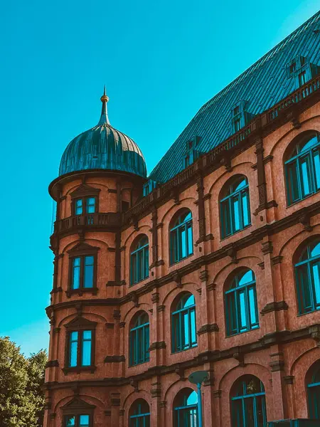 Şehrin eski mimari binası mavi parlak gökyüzüne karşı. Şehir manzarası