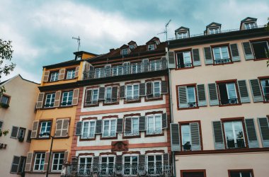 Strasburg şehrindeki eski mimari bina. Şehir manzarası