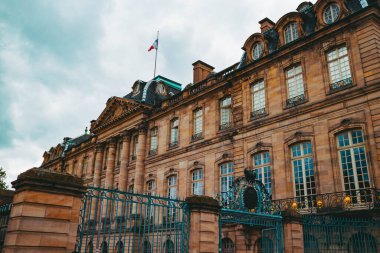 Strasburg şehrindeki eski mimari bina. Şehir manzarası