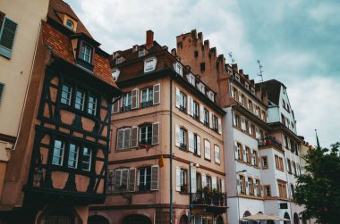 Strasburg şehrindeki eski mimari bina. Şehir manzarası