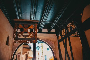 Strasburg şehrindeki eski mimari bina. Şehir manzarası