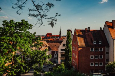 Nuremberg şehrindeki eski mimari bina mavi parlak gökyüzüne karşı. Şehir manzarası