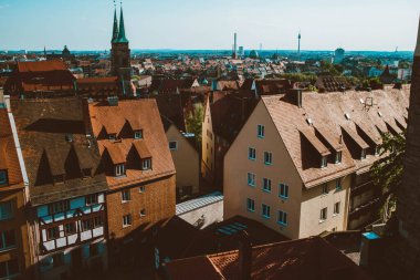 Nuremberg şehrindeki eski mimari bina mavi parlak gökyüzüne karşı. Şehir manzarası