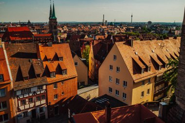 Nuremberg şehrindeki eski mimari bina mavi parlak gökyüzüne karşı. Şehir manzarası