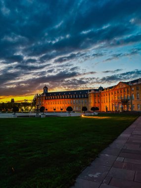 Parlak gökyüzüne karşı şehrin eski mimari binası. Şehir manzarası