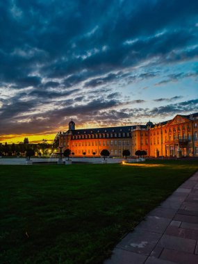 Parlak gökyüzüne karşı şehrin eski mimari binası. Şehir manzarası