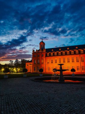 Parlak gökyüzüne karşı şehrin eski mimari binası. Şehir manzarası