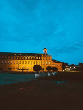 Parlak gökyüzüne karşı şehrin eski mimari binası. Şehir manzarası