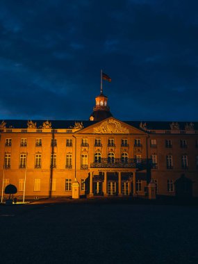 Parlak gökyüzüne karşı şehrin eski mimari binası. Şehir manzarası