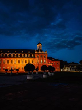 Parlak gökyüzüne karşı şehrin eski mimari binası. Şehir manzarası