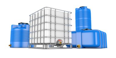 Su deposu su farklı şekiller için metal ızgara ve Ccontainers. 3D render.