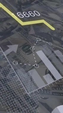 Dinamik sayılar ve dolar banknotlarının arka planında sarı çizgi şeması ve çeşitli grafikler. 4 bin. Dikey video. 3d hazırlayıcı.
