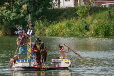 Breclav Çek Cumhuriyeti, 22.07.2023, komik amatör gemi yarışları, boyun. Vahşi Batı temalı yarışmacılar bitiş çizgisine vardılar.