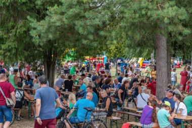 Breclav Çek Cumhuriyeti, 22.07.2023, komik amatör gemi yarışları, boyun. Amatör tekne yarışında eğlence ve içecek tezgahları