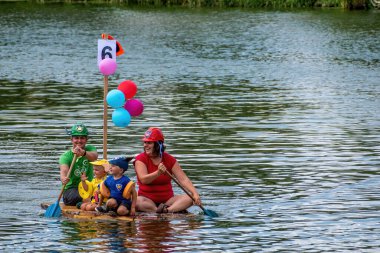 Breclav Çek Cumhuriyeti, 22.07.2023, komik amatör gemi yarışları, boyun. Katılımcılar bitiş çizgisine vardılar, konu iki buçuk adam.