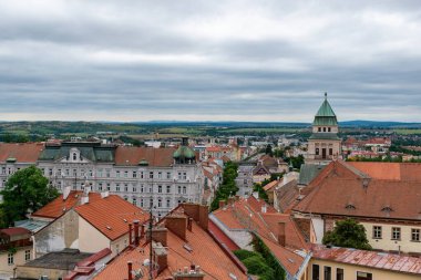 Znojmo, Çek Cumhuriyeti 28 Ağustos 2023: Dyjska Caddesi 'nden Svoboda' nın evlerine ve Bölge Mahkemesi binasının kulesine kadar Wolf Tower 'ın görüntüsü