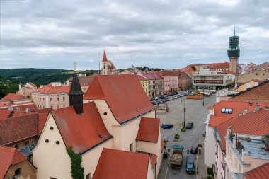 Znojmo, Çek Cumhuriyeti 28 Ağustos 2023. Znojmo, Kurt Kulesi 'nden şehre bak. Şehir manzarası geniş bir gözetleme kulesi var.