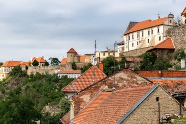Znojmo, Çek Cumhuriyeti 28 Ağustos 2023: Znojmo Kalesi, ana bina ve St. Catherine Rotunda manzarası