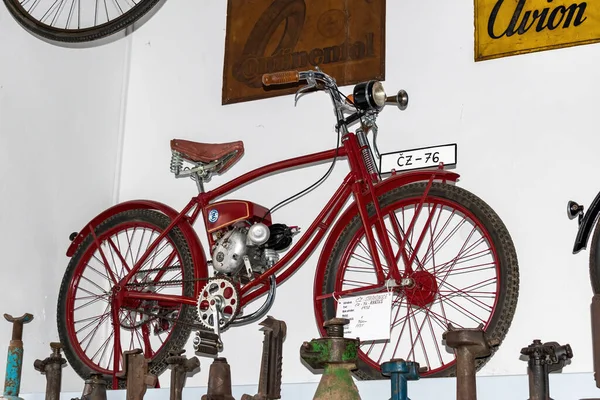 Znojmo Çek Cumhuriyeti Ağustos 2023 Tarihi Motosiklet Müzesi Reklam Levhalarıyla — Stok fotoğraf