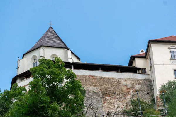 2023年8月28日 捷克共和国Znojmo 圣文斯拉斯教堂塔楼和Znojmo中世纪城墙的景观 — 图库照片