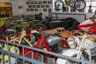 Znojmo, Çek Cumhuriyeti 28 Ağustos 2023 Motoring Müzesi. Satırlarda yan yana gösterilen tarihi motosikletler