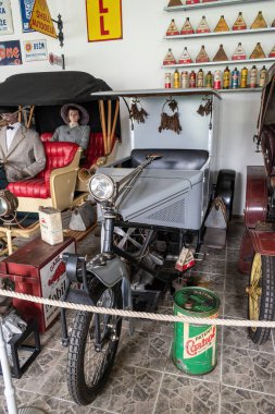 Znojmo, Çek Cumhuriyeti 28 Ağustos 2023 Motoring Müzesi. Tarihsel üç tekerlekli bisiklet, motosiklet Sibrava tipi ENS var olan tek parça.