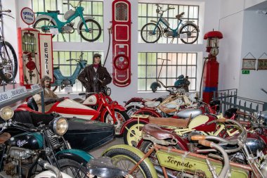 Znojmo, Çek Cumhuriyeti 28 Ağustos 2023 Motoring Müzesi. Birçok tarihi motosikletin sergisi