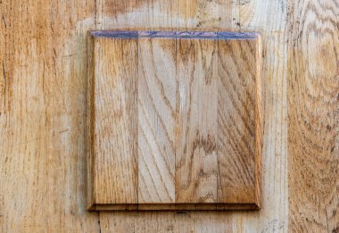 Yatay ahşap yüzey, ortasında kare çıkıntı var. Grafiksel amaçlar için kullanılabilir.