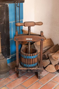 20 Ekim 2023, Tesany Çek Cumhuriyeti. 1700 'den beri Barok demircisinin dükkanı. Odanın köşesinde küçük tarihi bir meyve sıkacağı.