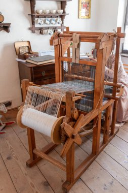 20 Ekim 2023, Tesany Çek Cumhuriyeti. Güney Moravya 'daki Tesany sergisinde 1700 tarihsel dokuma tezgahından Barok Demirhanesi