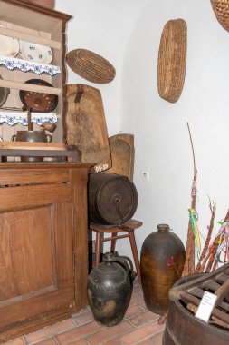 20 Ekim 2023, Tesany Çek Cumhuriyeti. 1700 'den beri Barok demircisinin dükkanı. Köy mutfağının mütevazı tarihi malzemeleri.