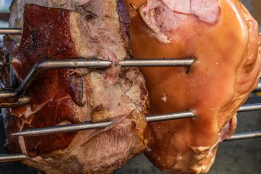 Halk festivallerinde et kızartıyorum. Kızarmış domuz eti ve tükürük.