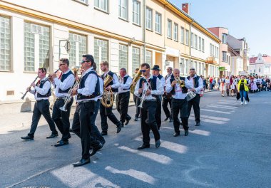 Uherske Hradiste, Çek Cumhuriyeti - 11 Eylül 2021 Uherske Hradiste 'de şarap festivali, şarap, halk dansları, gelenekler. Bir Sokak Yürüyüşünde Bando Yürüyüşü
