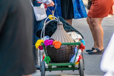 Uherske Hradiste, Çek Cumhuriyeti - 11 Eylül 2021 Uherske Hradiste 'de şarap festivali, şarap, halk dansları, gelenekler. Madalyalı Hasır Şişe Bir Sokak Olayında Bir Araba Üzerine