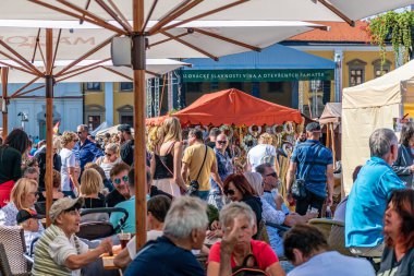 Uherske Hradiste, Çek Cumhuriyeti - 11 Eylül 2021 Uherske Hradiste 'de şarap festivali, şarap, halk dansları, gelenekler. İnsanların Sosyalleştiği ve Alışveriş yaptığı Açık Pazar Sahnesi